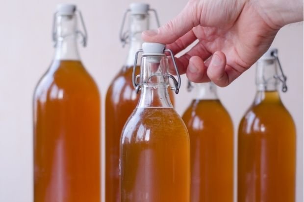 Hand Opening Bottles Of Fermented Getränk